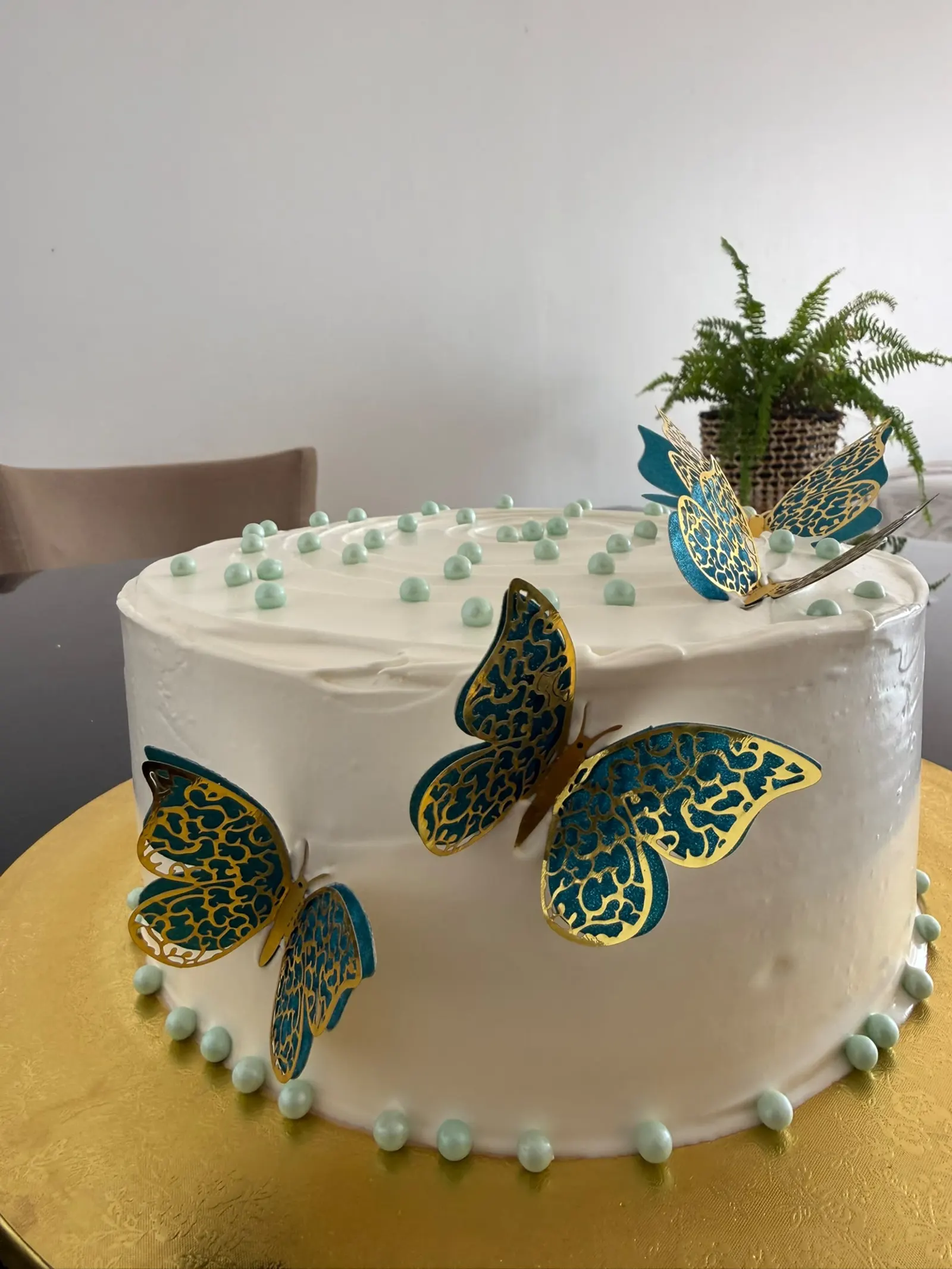 Bolo branco alto com borboletas douradas filigranadas
