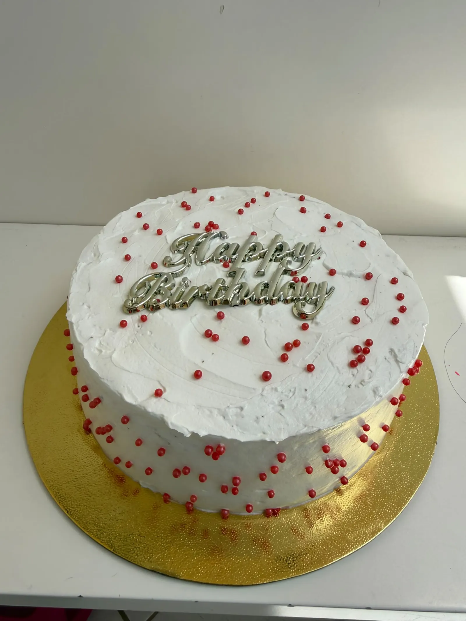 Bolo branco com pérolas vermelhas e topo prateado Happy Birthday