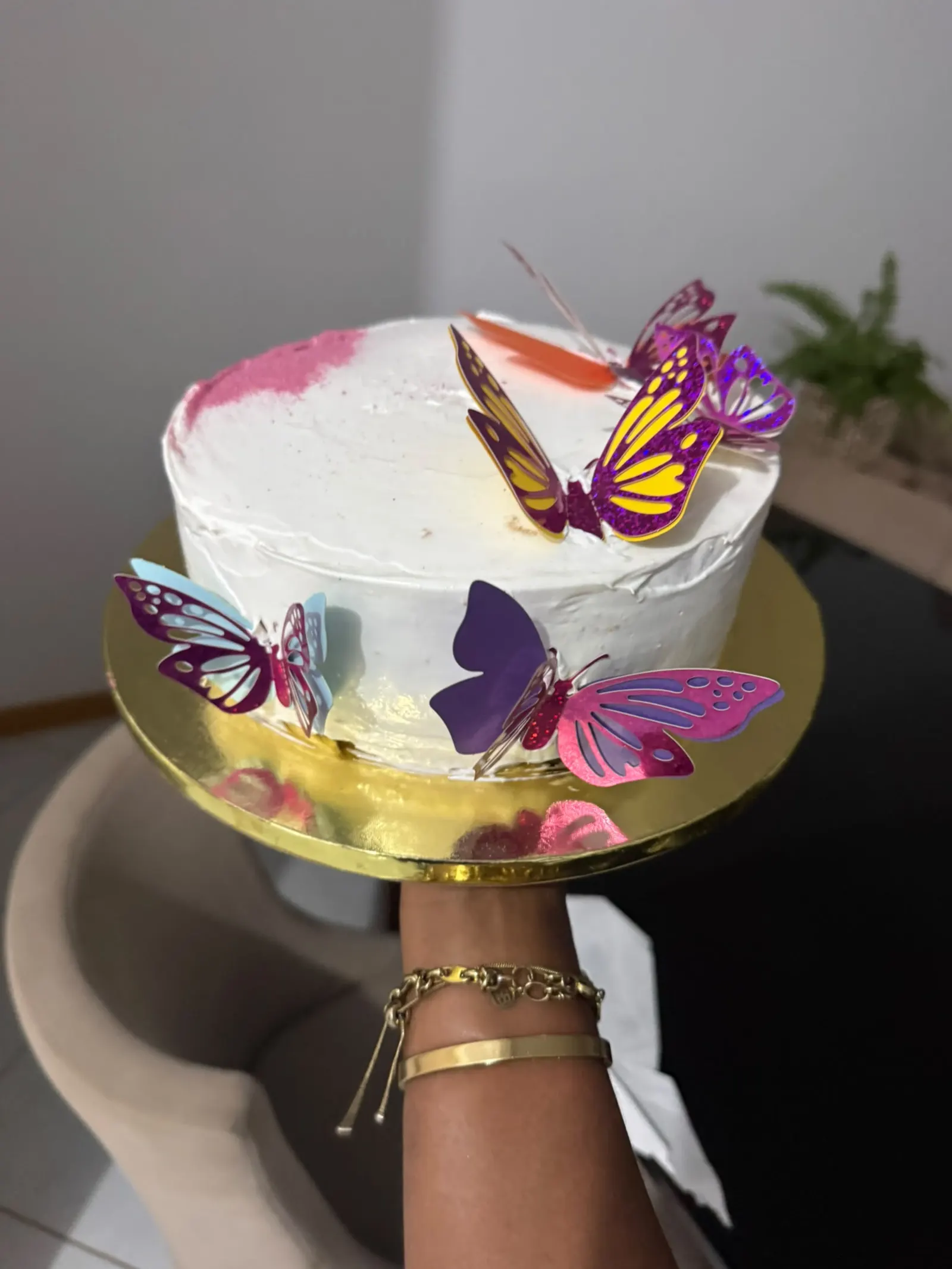 Bolo branco decorado com borboletas cor-de-rosa, roxas e amarelas